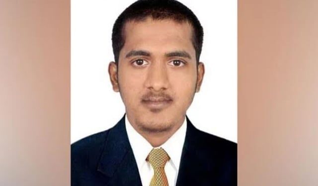 কলেজ ড্রেসটা ঝুলে আছে হ্যাঙ্গারে, কোথাও ওসমান নেই