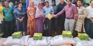 প্রান্তিক কৃষকদের মাঝে বিনামুল্যে সার ও বীজ বিতরণ