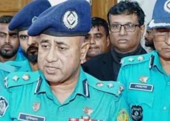 পুলিশ হেফাজতে থাকা অবস্থায় কীভাবে গণমাধ্যমের সঙ্গে কথা বলে