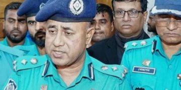 পুলিশ হেফাজতে থাকা অবস্থায় কীভাবে গণমাধ্যমের সঙ্গে কথা বলে