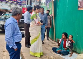 এক অসহায় নারী ও তার বাচ্চার পুনর্বাসনের ব‍্যবস্থা হলো