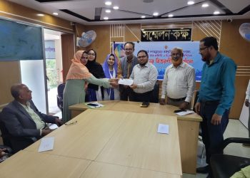 ২৪-এর রঙে গ্রাফিতি ও চিত্রাঙ্কন প্রতিযোগিতার বিজয়ীদের পুরস্কার বিতরণ