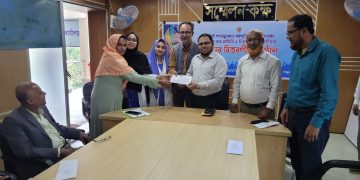 ২৪-এর রঙে গ্রাফিতি ও চিত্রাঙ্কন প্রতিযোগিতার বিজয়ীদের পুরস্কার বিতরণ