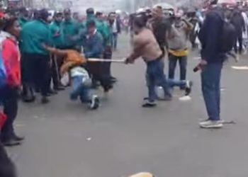 রহমান চাঁদাবাজের নেতৃত্বে একদল চাদাবাজ পুলিশের সামনেই চাদাদিতে অসিকৃতি জানানো ব্যাবসায়ীদের   পিটালেন