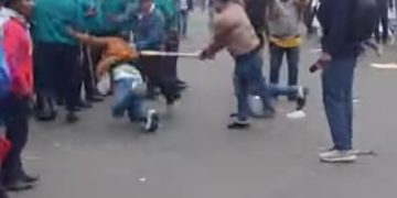 রহমান চাঁদাবাজের নেতৃত্বে একদল চাদাবাজ পুলিশের সামনেই চাদাদিতে অসিকৃতি জানানো ব্যাবসায়ীদের   পিটালেন