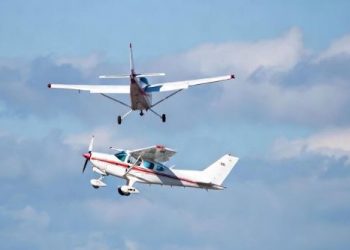 রোববার  স্থানীয় সময় দুপুরে দুটি হালকা বিমানের মধ্যে মাঝ আকাশে ভয়াবহ সংঘর্ষ