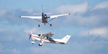 রোববার  স্থানীয় সময় দুপুরে দুটি হালকা বিমানের মধ্যে মাঝ আকাশে ভয়াবহ সংঘর্ষ