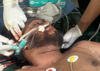 গুলি বিদ্ধ হাদি বর্তমানে কোমায় আছে বলে জানিয়েছেন চিকিৎসক