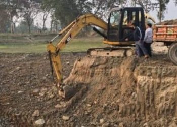 রংপুরে এক্সকাভেটর দিয়ে অবৈধভাবে মাটি কাটার অভিযোগে ভ্রাম্যমাণ আদালতের ১ লক্ষ টাকা জরিমানা