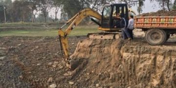 রংপুরে এক্সকাভেটর দিয়ে অবৈধভাবে মাটি কাটার অভিযোগে ভ্রাম্যমাণ আদালতের ১ লক্ষ টাকা জরিমানা