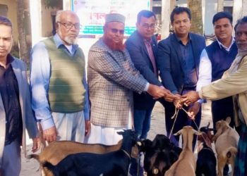 মিঠাপুকুরে ক্ষুদ্র নৃ-গোষ্ঠীদের মাঝে ছাগল বিতরণ