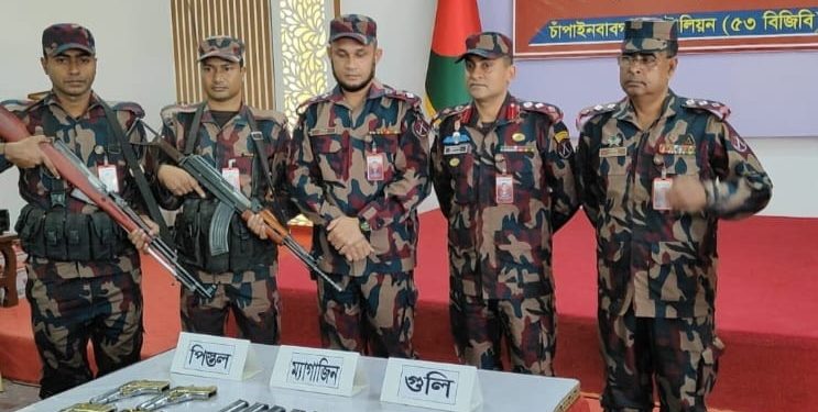 চাঁপাই সীমান্তে ৫৩ বিজিবি কর্তৃক ৪টি বিদেশী অস্ত্রসহ বিপুল গোলাবারুদ উদ্ধার