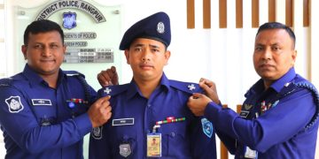পদোন্নতি প্রাপ্ত পুলিশ সদস্যদের র‍্যাংক ব্যাজ পরালেন রংপুর পুলিশ সুপার