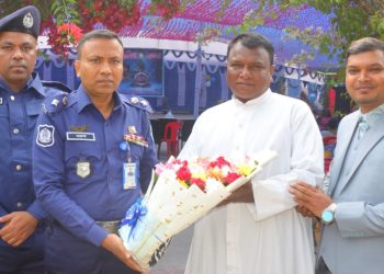 বড়দিনে রংপুর পুলিশ সুপার বলদিপুকুর ক্যাথলিক মিশন পরিদর্শন