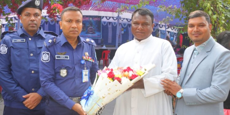 বড়দিনে রংপুর পুলিশ সুপার বলদিপুকুর ক্যাথলিক মিশন পরিদর্শন