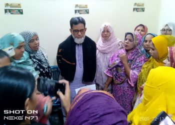 মাদারটেক আব্দুল আজিজ মসজিদের সামনে আকলিমা আক্তারের উদ্যোগে এক প্রতিবাদ সভার আয়োজন