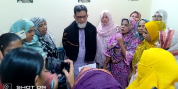 মাদারটেক আব্দুল আজিজ মসজিদের সামনে আকলিমা আক্তারের উদ্যোগে এক প্রতিবাদ সভার আয়োজন