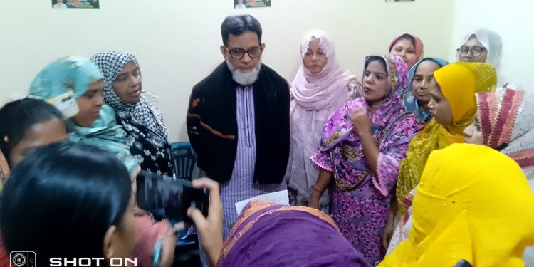 মাদারটেক আব্দুল আজিজ মসজিদের সামনে আকলিমা আক্তারের উদ্যোগে এক প্রতিবাদ সভার আয়োজন