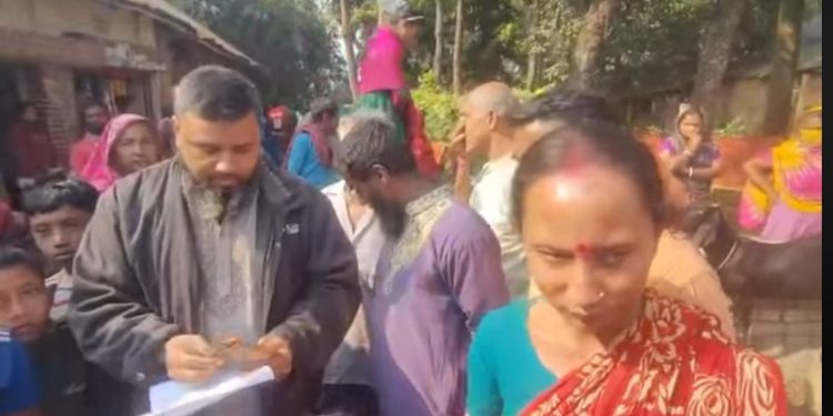 দাঁড়িপাল্লা প্রতীকে ভোট দিতে নগদ অর্থ প্রদান করে বয়স্কভাতার কার্ড করে দেওয়ার প্রতিশ্রুতি দেওয়ার অভিযোগ