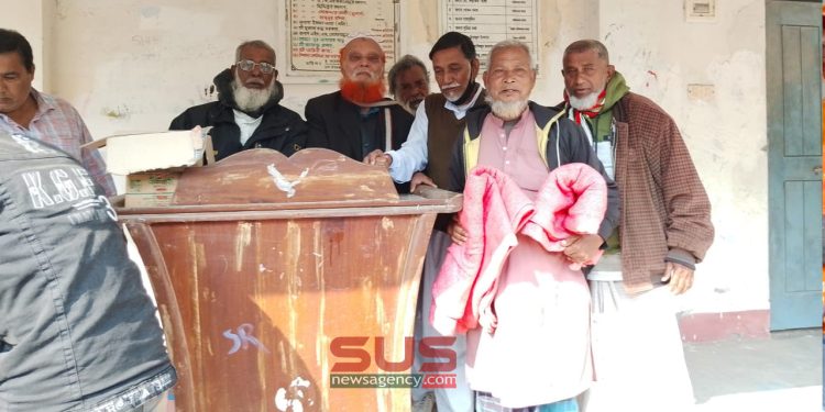 ফুলবাড়ীতে বীর মুক্তিযোদ্ধাদের মাঝে  শীতবস্ত্র বিতরণ