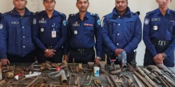 কক্সবাজারের রামুর ঈদগড়ের গহীন পাহাড়ে অস্ত্র তৈরির একটি কারখানার সন্ধান পাওয়া গেছে