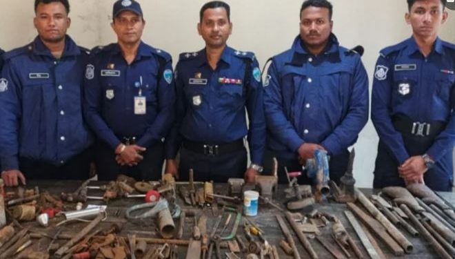 কক্সবাজারের রামুর ঈদগড়ের গহীন পাহাড়ে অস্ত্র তৈরির একটি কারখানার সন্ধান পাওয়া গেছে