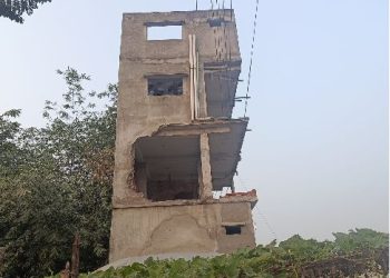 মিঠাপুকুরে ৪ লেন রাস্তার জায়গা দখল করে বহুতল ভবন নির্মাণ