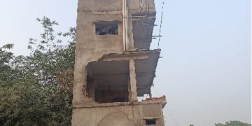 মিঠাপুকুরে ৪ লেন রাস্তার জায়গা দখল করে বহুতল ভবন নির্মাণ