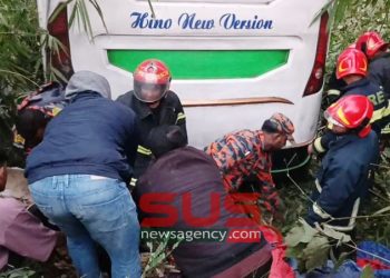 যাত্রীবাহী বাস খাদে পড়ে ৬ জনের মৃত্যু