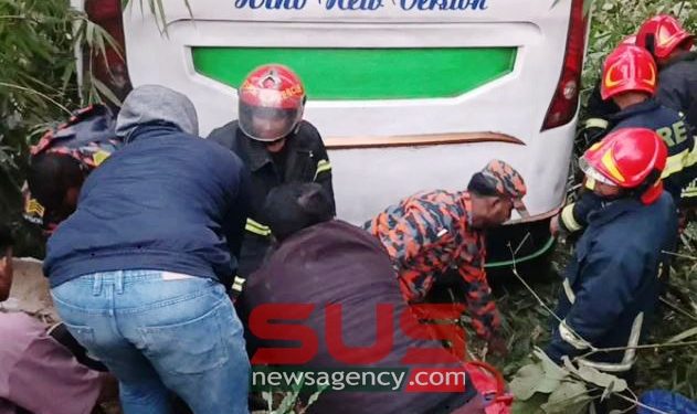 যাত্রীবাহী বাস খাদে পড়ে ৬ জনের মৃত্যু