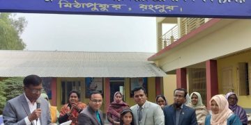 রংপুরে জীবনপুর মডেল সরকারি প্রাথমিক বিদ্যালয়ে শিশুদের মাঝে বই বিতরণ করেন ইউএনও