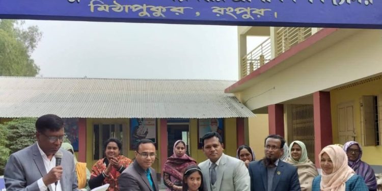 রংপুরে জীবনপুর মডেল সরকারি প্রাথমিক বিদ্যালয়ে শিশুদের মাঝে বই বিতরণ করেন ইউএনও