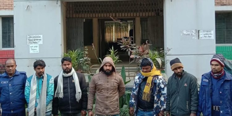 ফুলবাড়ীতে ভুয়া ডিবি পুলিশের পরিচয়ে চাঁদাবাজির অভিযোগে আটক ৫