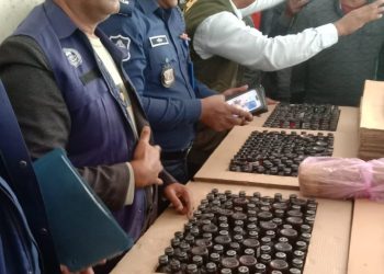 রংপুরে গংগাচড়া মডেল থানা এলাকায় অভিযানে ৮৮৫ বোতল মাদকদ্রব্য উদ্ধার, একটি কাভার্ড ভ্যান জব্দ