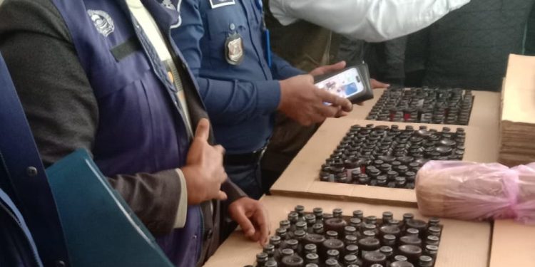 রংপুরে গংগাচড়া মডেল থানা এলাকায় অভিযানে ৮৮৫ বোতল মাদকদ্রব্য উদ্ধার, একটি কাভার্ড ভ্যান জব্দ