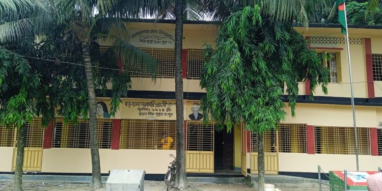 রংপুরে প্রাথমিক স্কুল মাঠে এইচবি রাস্তা তৈরী ইউএনও বরাবর অভিযোগ