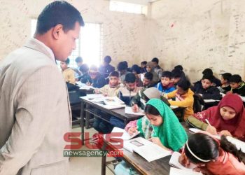 শিক্ষার্থীদের অনুপ্রেরণা দিতে শ্রেণিকক্ষে মিঠাপুকুর ইউএনও মোঃ পারভেজ