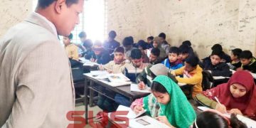 শিক্ষার্থীদের অনুপ্রেরণা দিতে শ্রেণিকক্ষে মিঠাপুকুর ইউএনও মোঃ পারভেজ