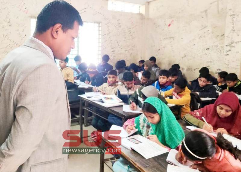 শিক্ষার্থীদের অনুপ্রেরণা দিতে শ্রেণিকক্ষে মিঠাপুকুর ইউএনও মোঃ পারভেজ