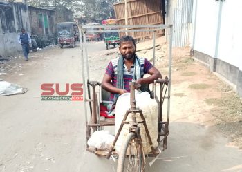 রিক্সায় বাদাম বিক্রি করে চলছে  আসাদুলের সংসার