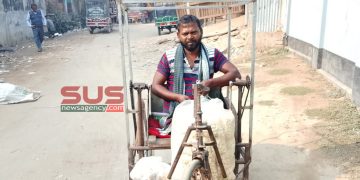 রিক্সায় বাদাম বিক্রি করে চলছে  আসাদুলের সংসার