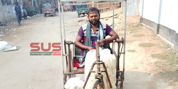 রিক্সায় বাদাম বিক্রি করে চলছে  আসাদুলের সংসার