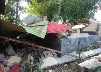 বিনা নোটিশে সরকারি ঘর উচ্ছেদ ! দিশেহারা ভূমি ও গৃহহীন দু’টি  পরিবার