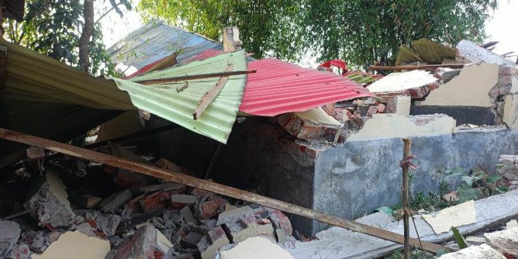 বিনা নোটিশে সরকারি ঘর উচ্ছেদ ! দিশেহারা ভূমি ও গৃহহীন দু’টি  পরিবার