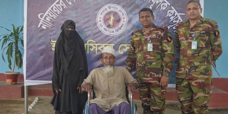 নানিয়ারচর সেনা জোন (১৭ ই বেংগল) কর্তৃক পঙ্গু রোগীকে হুইল চেয়ার প্রদান