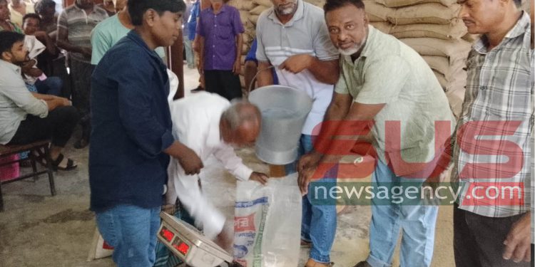 ফুলবাড়ী উপজেলার খয়েরবাড়ী ইউপিতে ভিজিএফের চাল বিতরণ