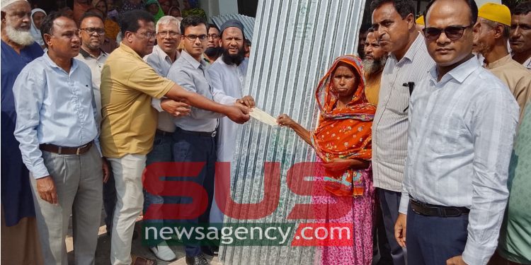 ফুলবাড়ীতে দূযোর্গে ক্ষতিগ্রস্থ কৃষকদের মাঝে ঢেউটিন ও অর্থ বিতরণ